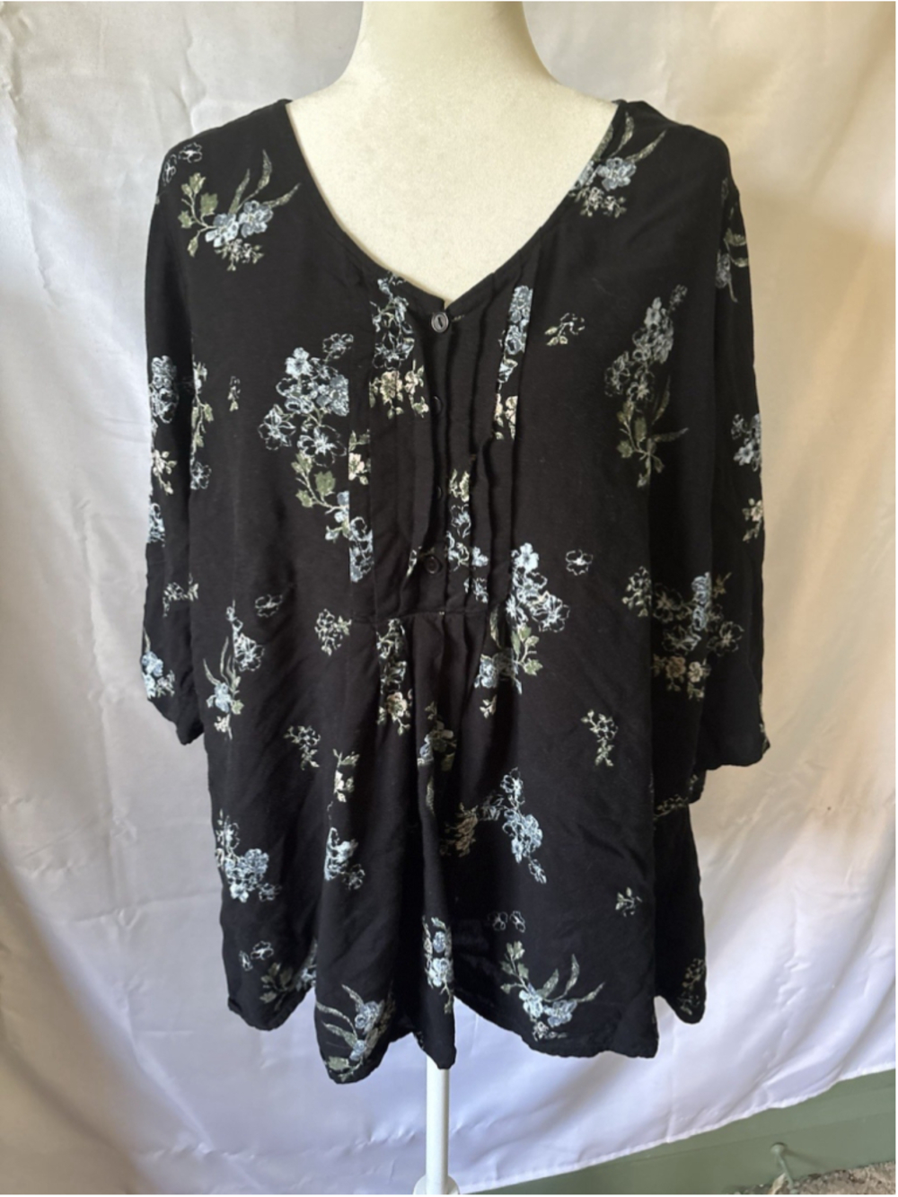 Black Floral Pintuck Blouse V-Neck Button Front 3/4 Sleeve Tunic Plus